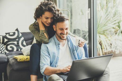 Couple heureux de réaliser que l'assurance hypothécaire n'est pas obligatoire