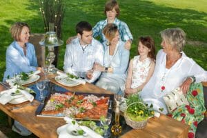 glckliches familienessen in der natur
