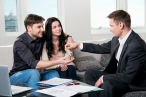 Protection temporaire pour propriétaire Couple prenant possession de leur maison