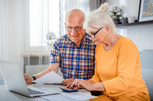 Un couple de retraité qui consulte de l'information par rapport à l'assurance payable en 10 ans