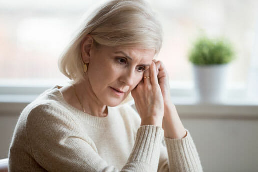 Une femme triste d'avoir manqué sont renouvellement d'assurance hypothécaire