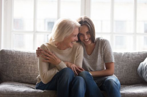 Une dame et sa mère réalisent avec joie les avantages de l'assurance héritage pour les grand-parents