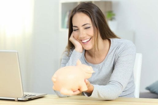 Femme heureuse d'avoir une assurance hypothécaire moins cher
