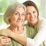 Une femme enlace sa grand-mère heureuse d'avoir souscrit une assurance vie
