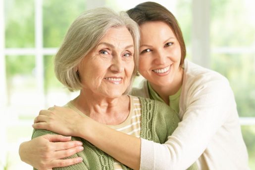 Une femme enlace sa grand-mère heureuse d'avoir souscrit une assurance vie