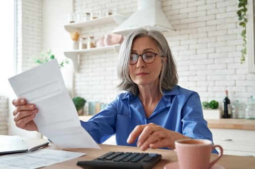 Une femme hésite entre choisir une assurance vie ou hypothécaire