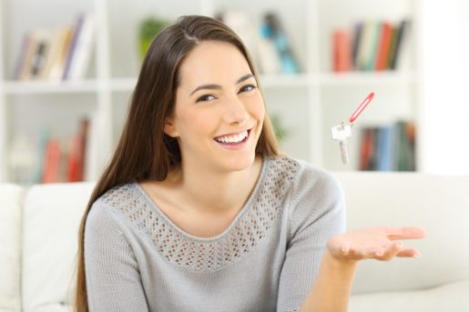 Une jeune dame souriante et très heureuse de son assurance vie pour hypothèque