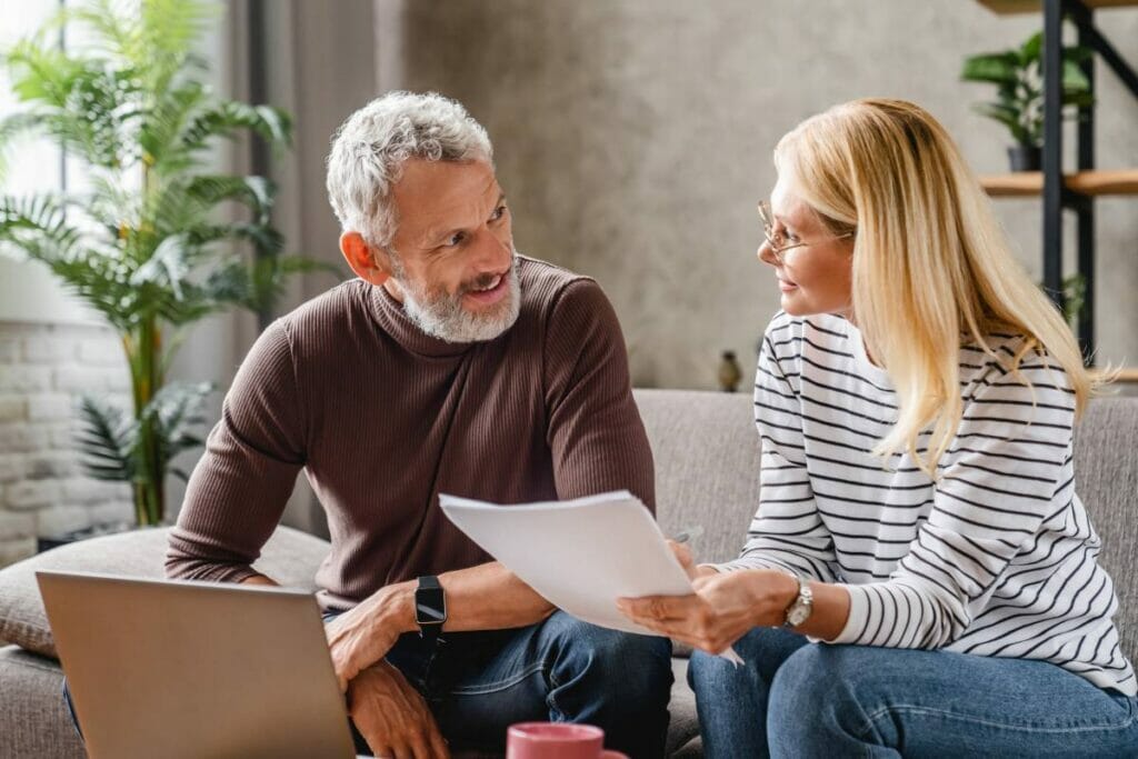 Couple qui souscrit une assurance vie sans examen médical en ligne