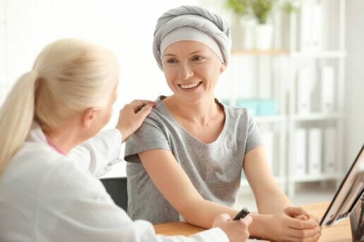 Femme qui a le cancer qui prend une assurance sans examen médical