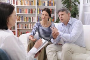 Couple en consultation Après le divorce, qui sera votre bénéficiaire d'assurance-vie?