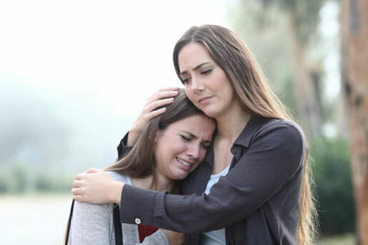 Femme avec une assurance vie qui est triste après le décès d'un de ses proches