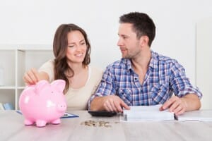 couple dans la trentaine faisant des économies Assurance-vie temporaire: le choix idéal pour les jeunes couples