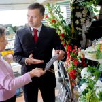Une vieille dame se demande si son assurance vie couvre les paiements de ses frais funéraires