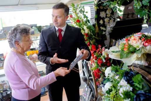 Une vieille dame se demande si son assurance vie couvre  les paiements de ses frais funéraires