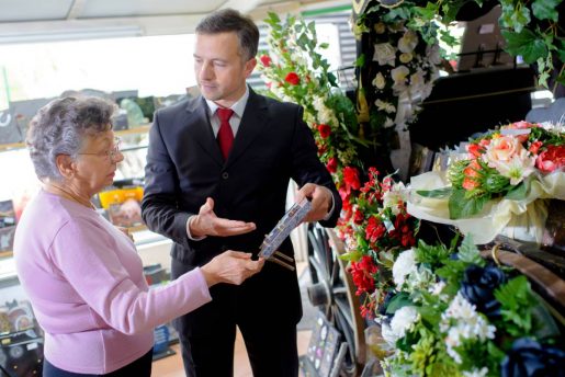 Une vieille dame se demande si son assurance vie couvre les paiements de ses frais funéraires